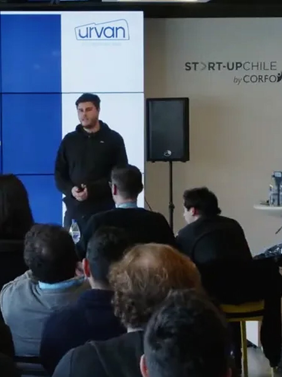 Vicente Díaz presentando Urvan, software para empresas de transporte de pasajeros, en Start-Up Chile